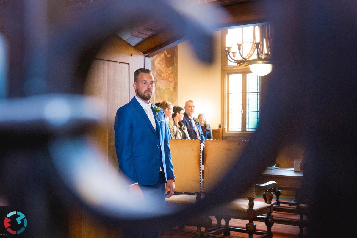 Bruidegom wacht op bruid in het stadhuis van Waalwijk