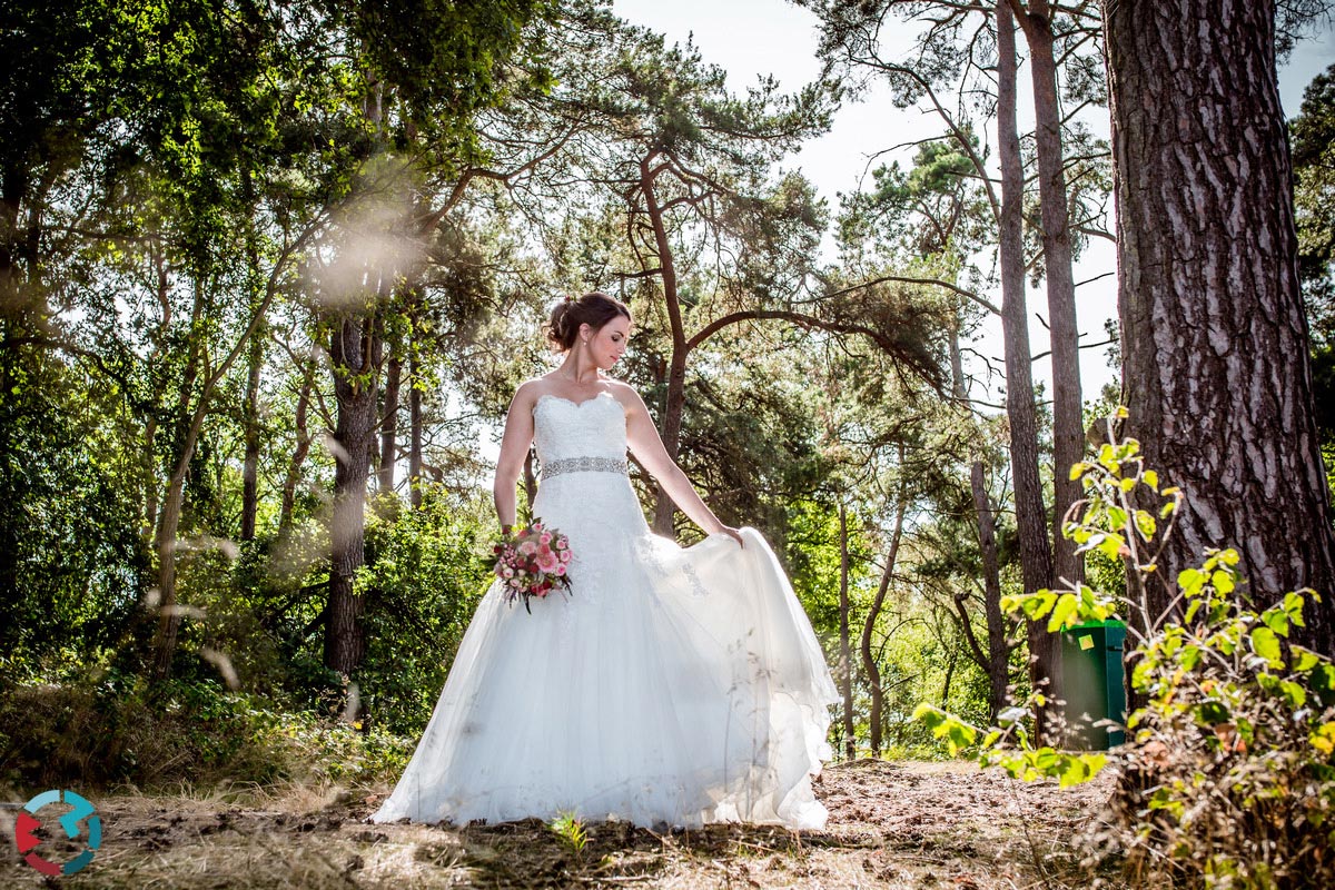 Bruidsfotograaf in Bergeijk op een wijngaard