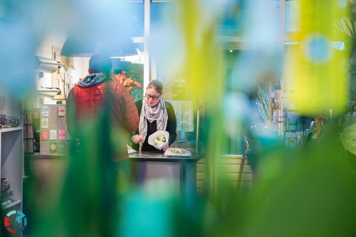 Bruidegom haalt bloemen bij bloemist in Waalwijk