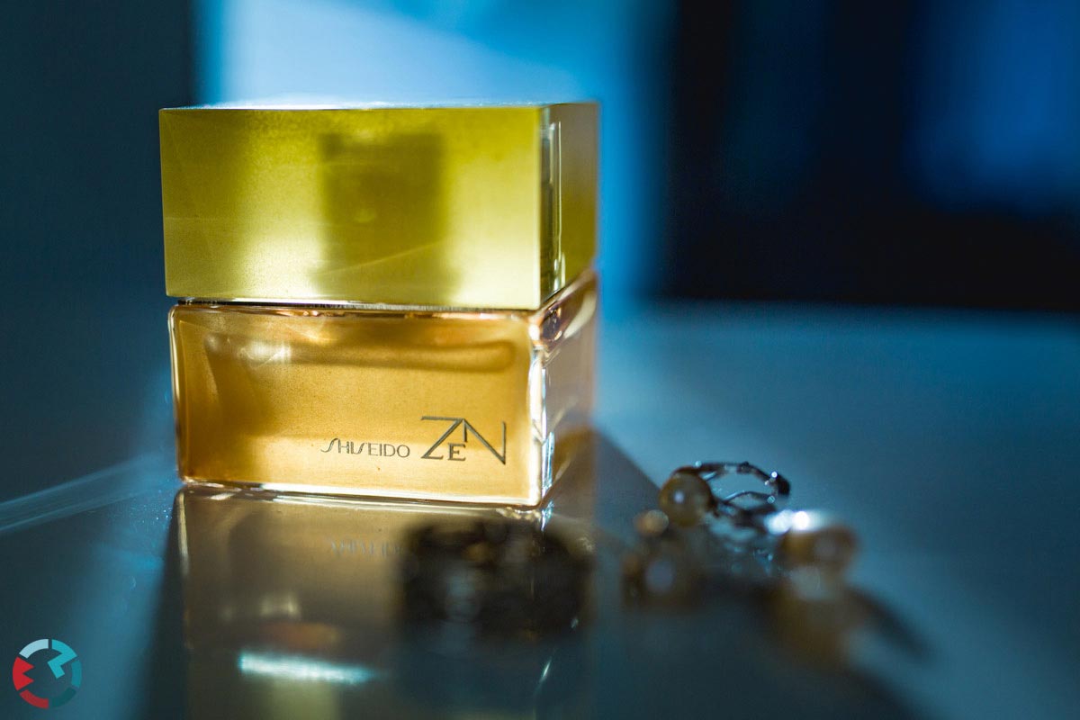 Parfum en oorbellen van de bruid