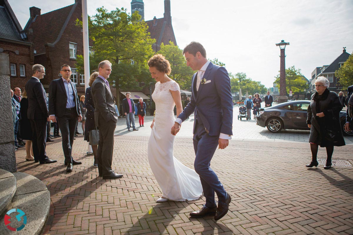 Bruidspaar komt aan bij het stadhuis van Waalwijk