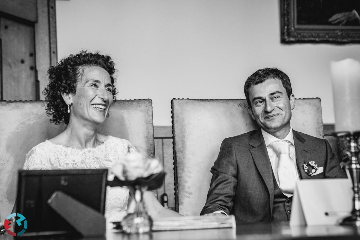 Bruidspaar tijden de ceremonie in het stadhuis van Waalwijk