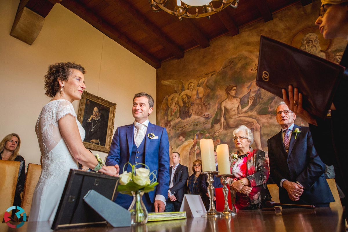 Bruidspaar tijdens het ja woord in het stadhuis van Waalwijk
