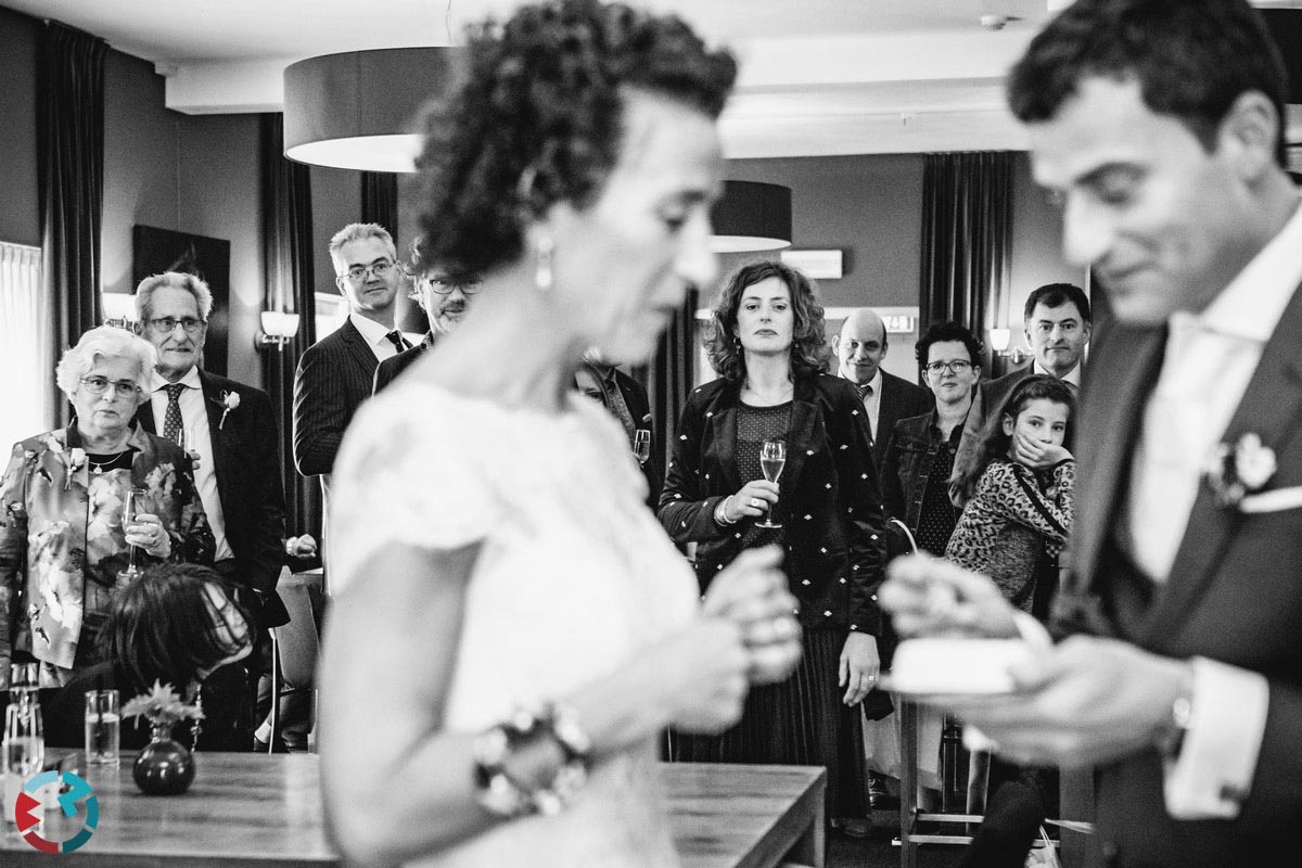 Bruidspaar voeren elkaar bruidstaart bij SED in 's gravenmoer