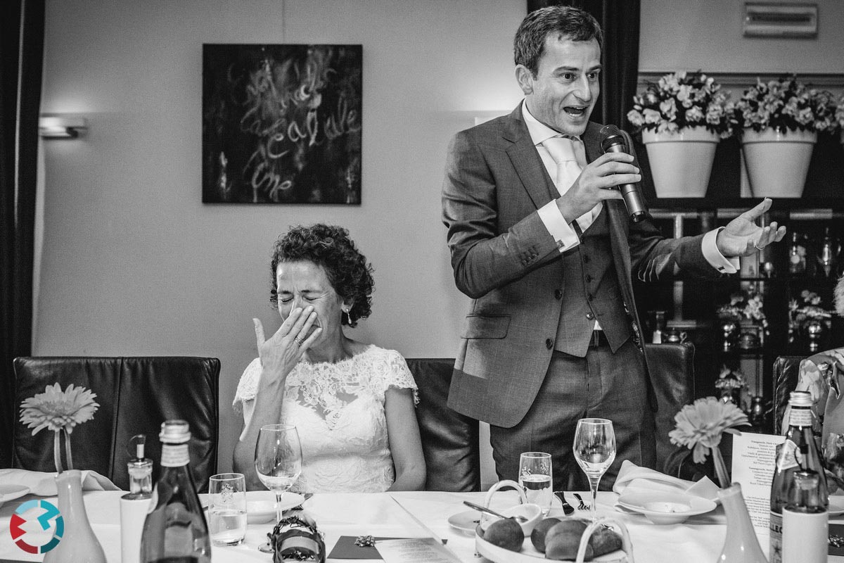 Bruidegom geeft een speech bij Sed in 's gravenmoer waarbij de bruid erg moet lachen.