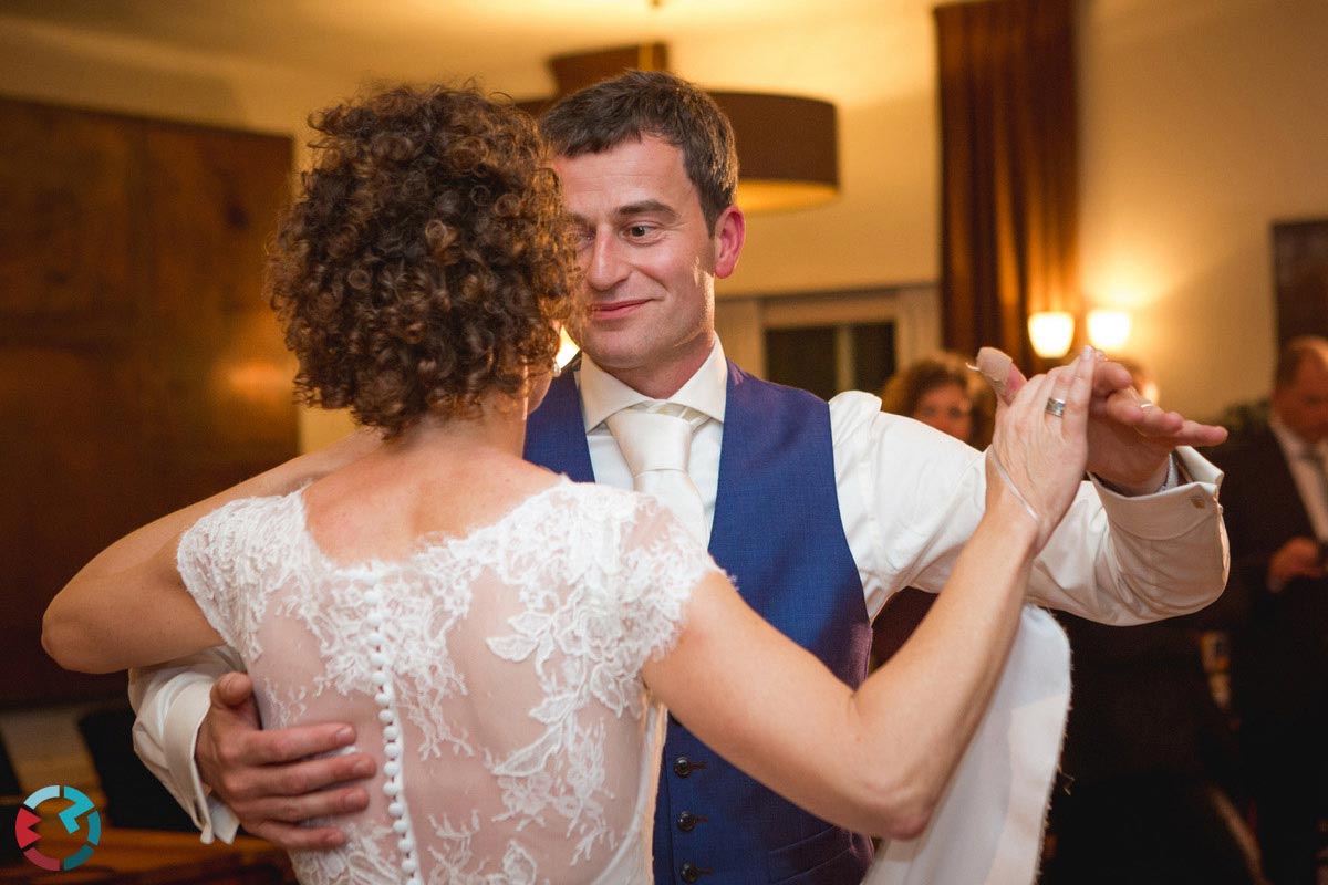 Bruidspaar doet openingsdans bij SED in 's gravenmoer