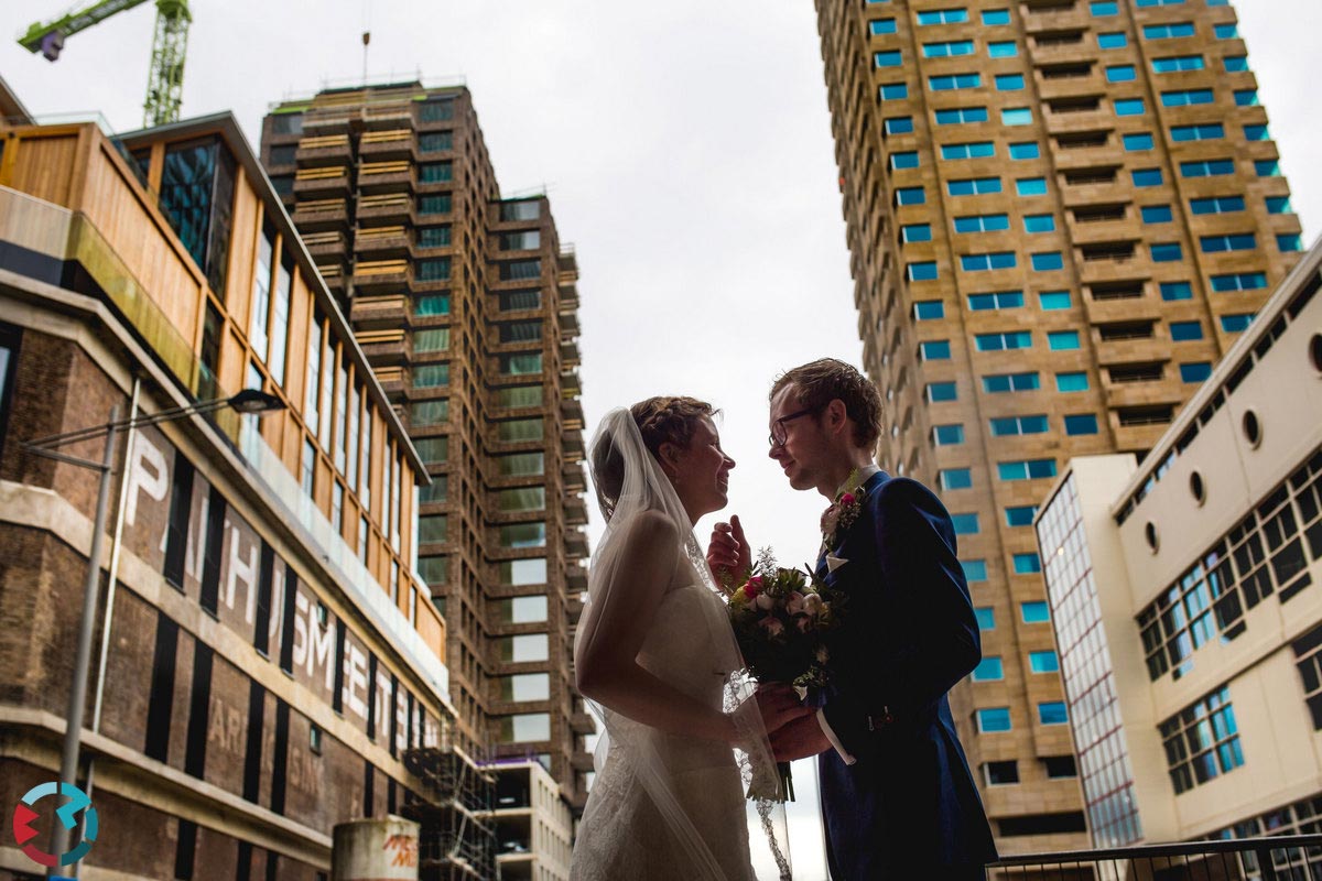 Bruidsfotograaf in het stadhuis van Rotterdam
