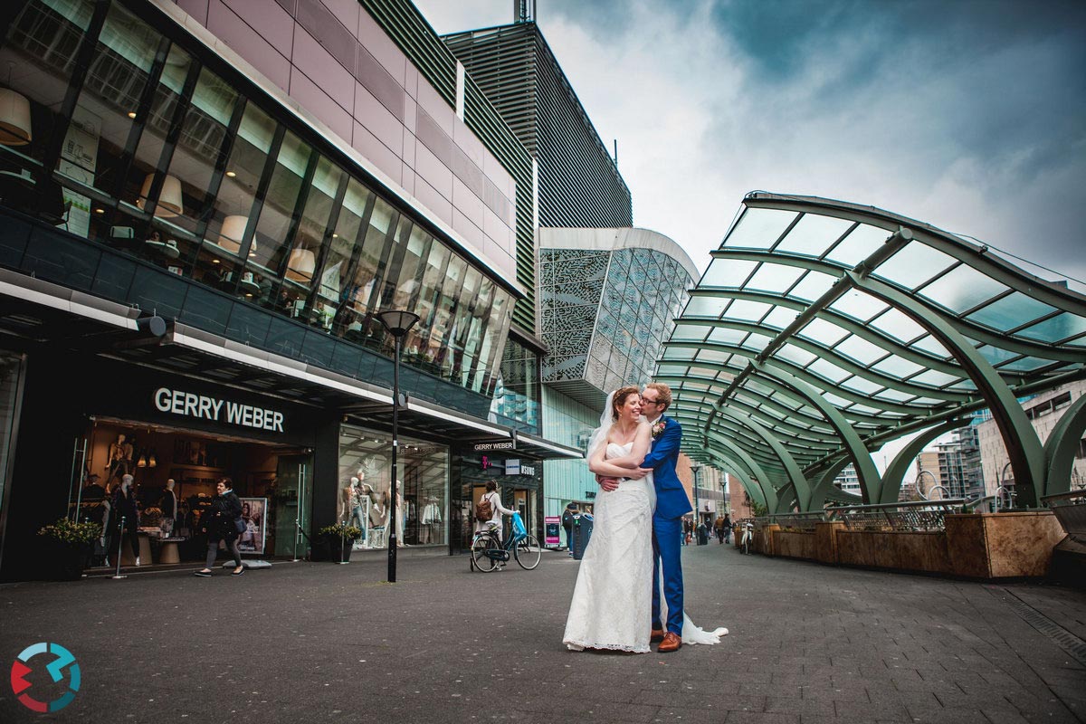 Bruidsfotograaf in het stadhuis van Rotterdam