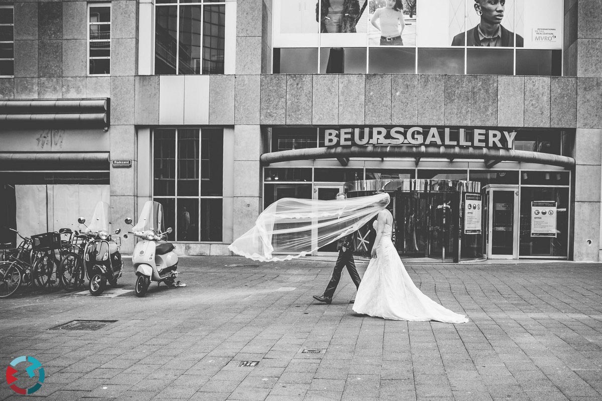 Bruidsfotograaf in het stadhuis van Rotterdam