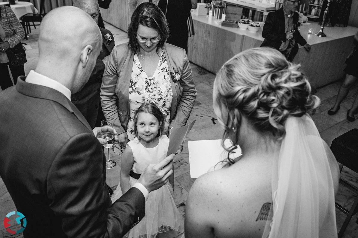 Bruidsmeisje geeft ring aan ambtenaar