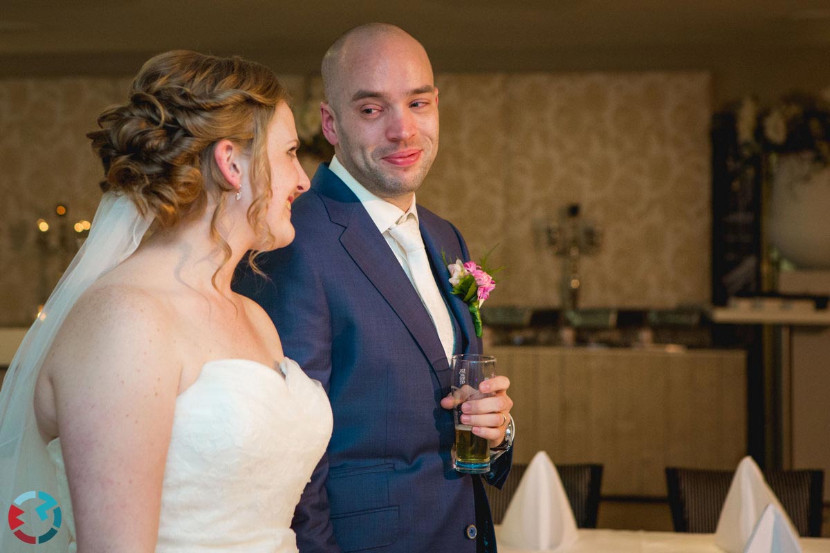 Close up van twee gouden trouwringen