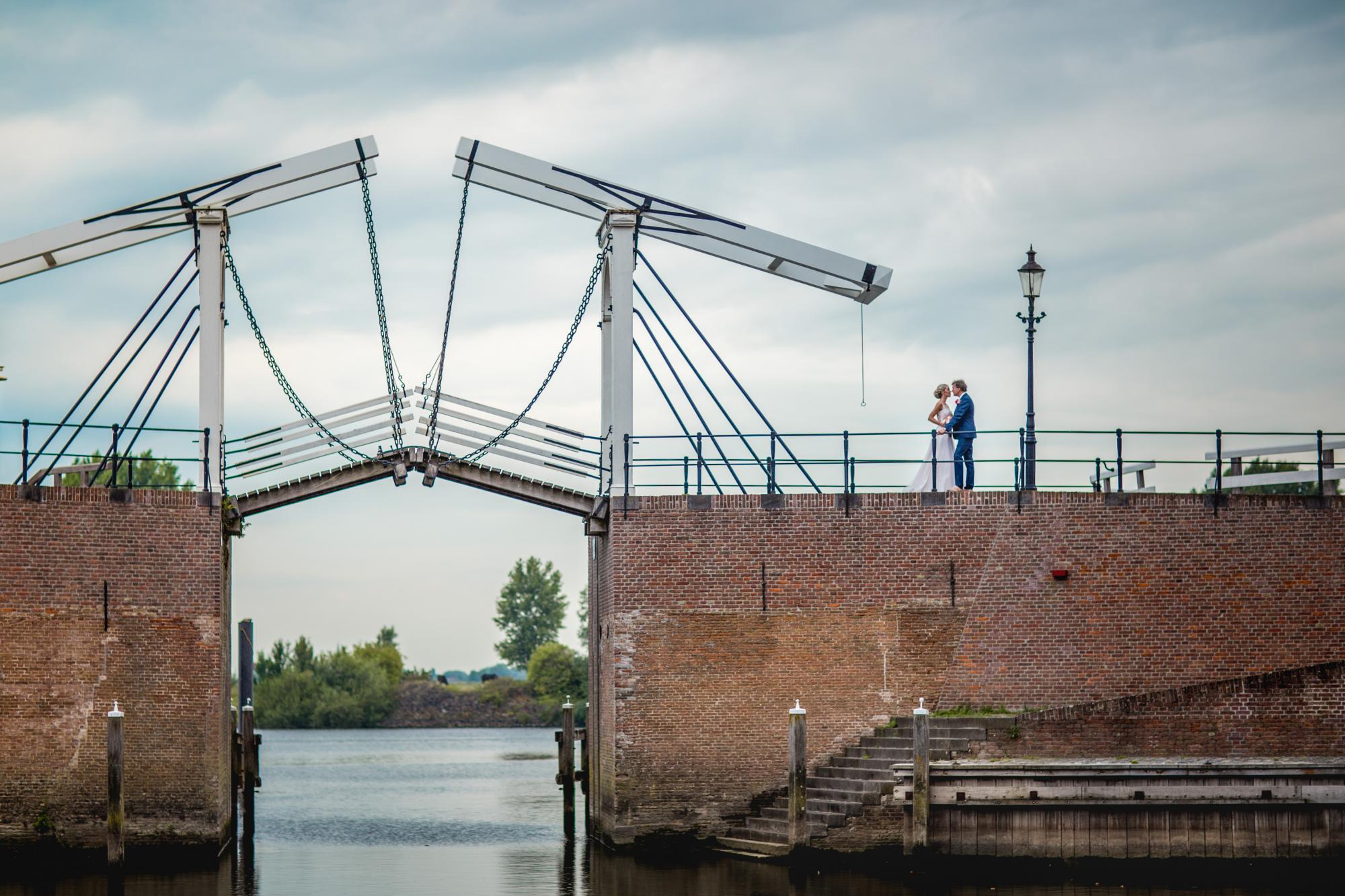 Bruidsreportage bij de witte ophaalbrug in Heusden.