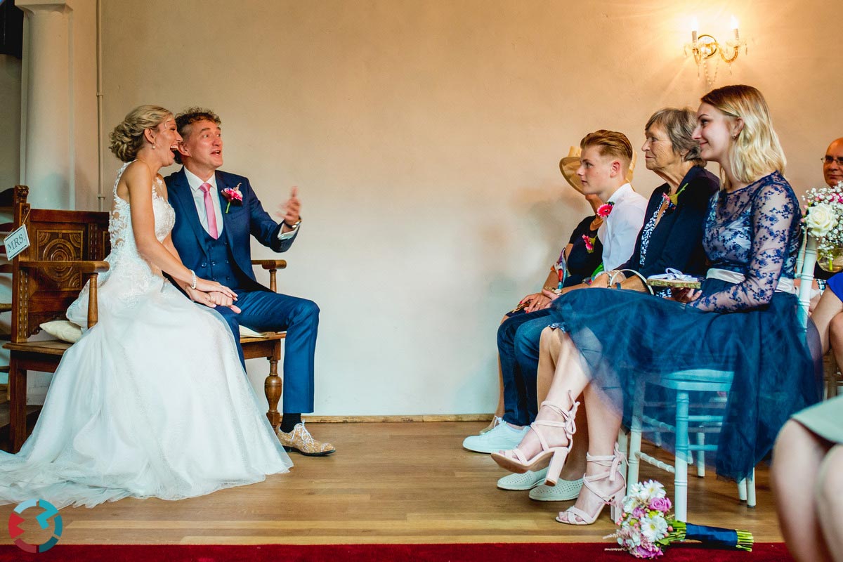 Bruid voor de deur voordat ze de trouwzaal binnen loopt bij kasteel Dussen.