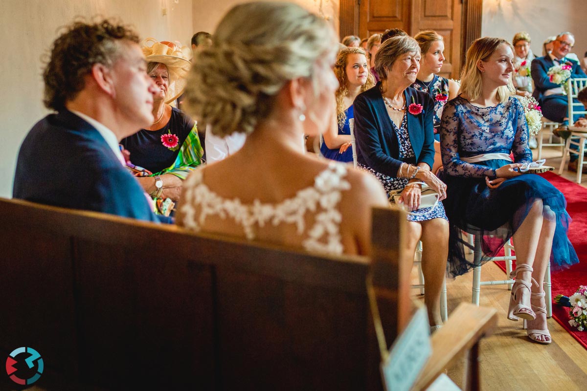 Genietende mensen tijdens een ceremonie.