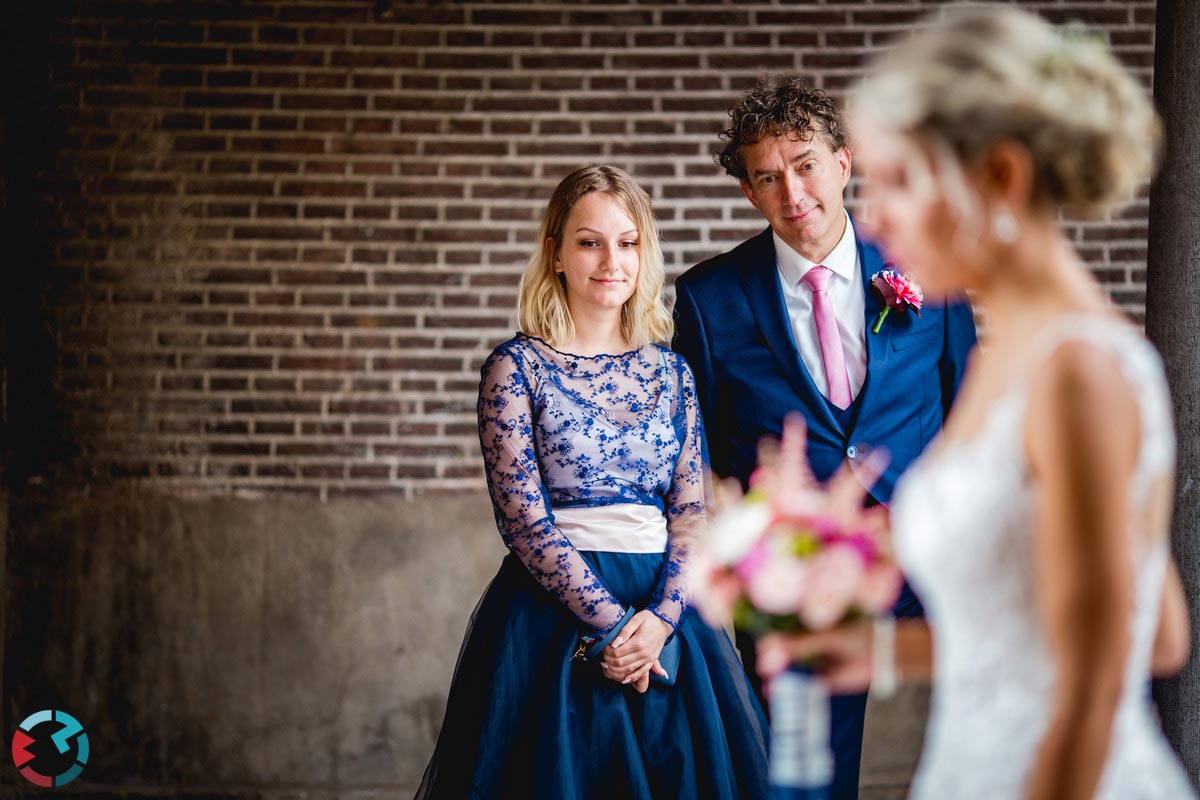 Reportagefoto van bruid in de hal met zwart witte tegels bij kasteel Dussen.