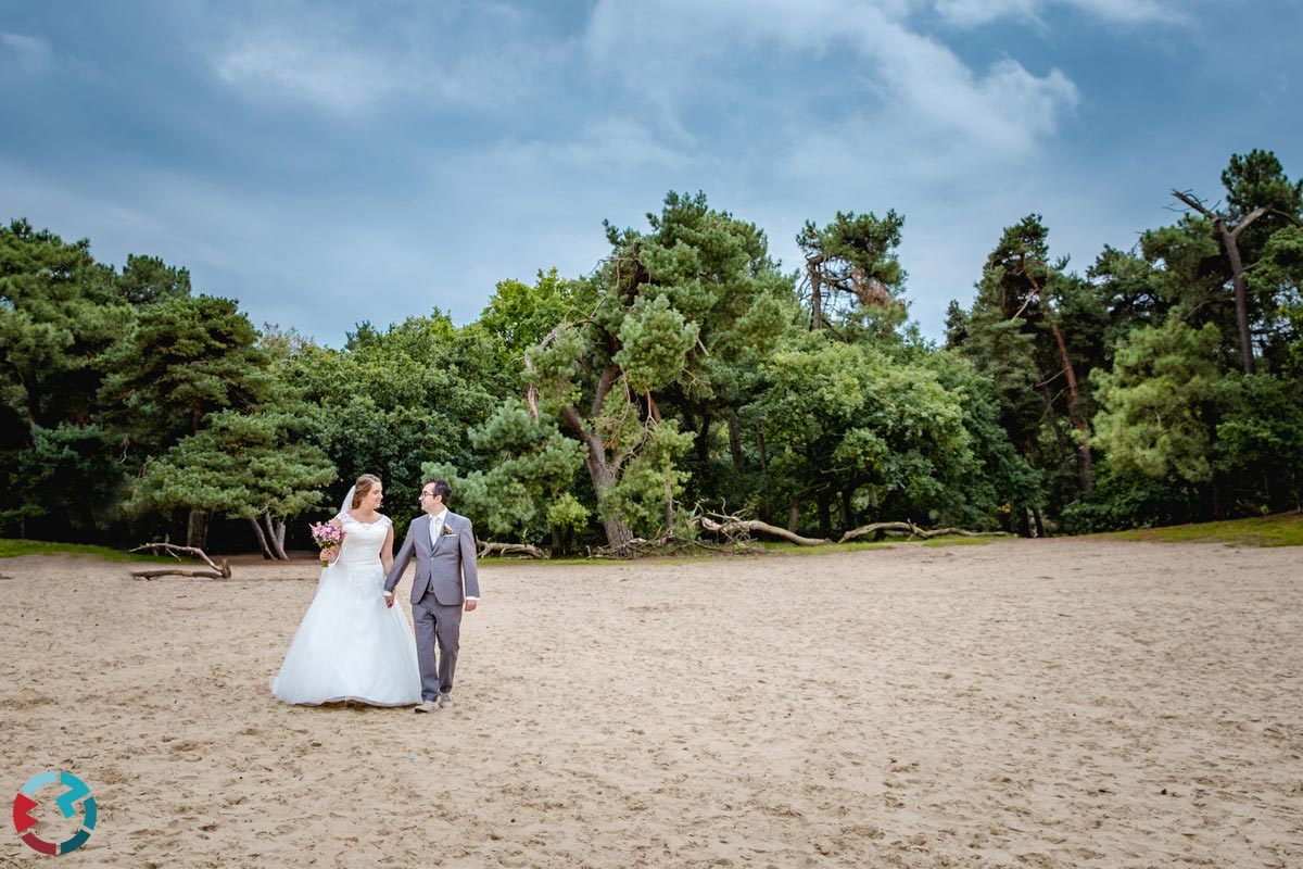 Bruidspaar lopen samen door de Drunense Duinen in Udenhout.