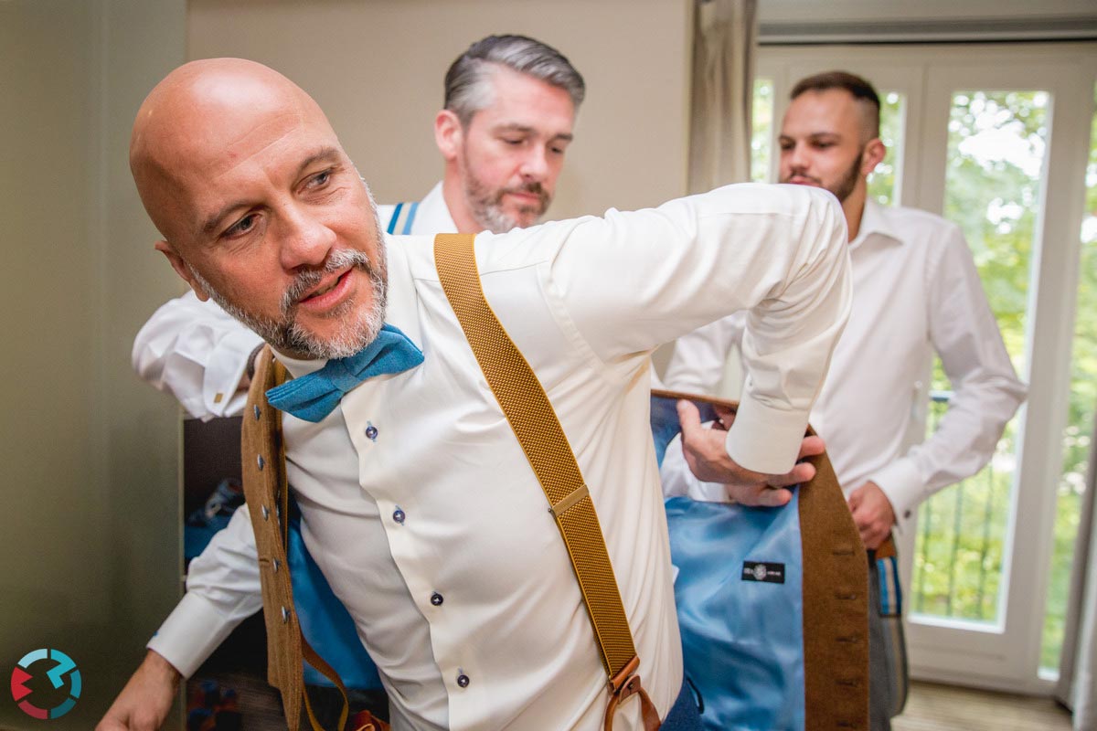 Twee mannen verzorgen baard voor spiegel in een badkamer