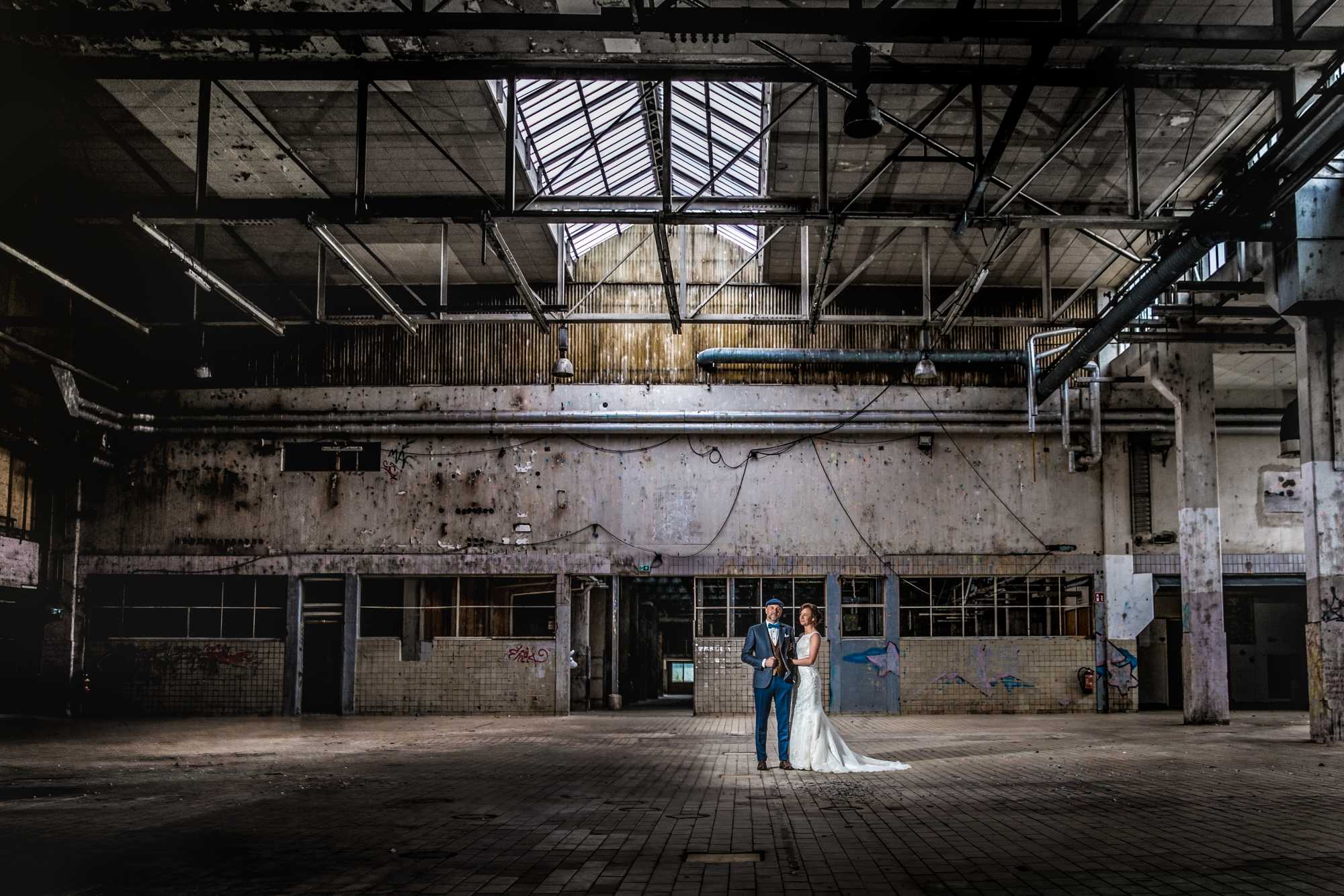 Bruidspaar in hal van oude melkfabriek in Arhnem