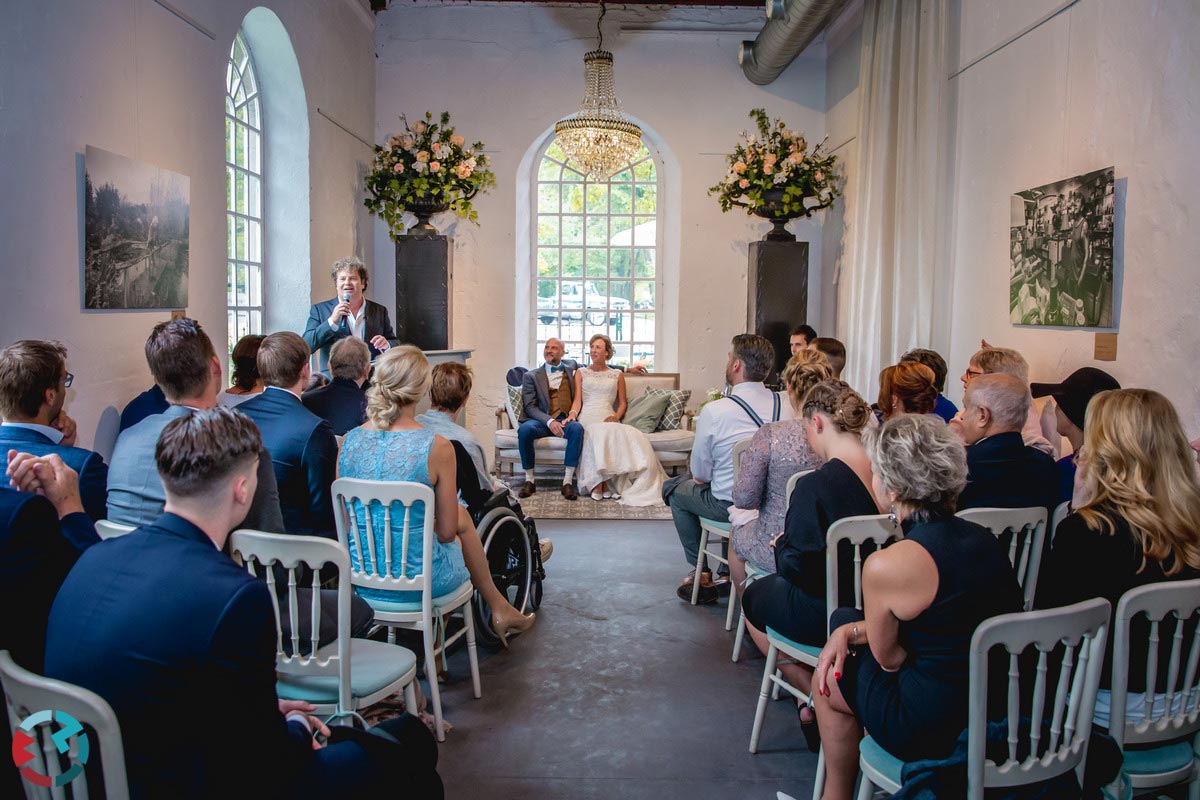 Overzicht van ceremonie bij locatie Klarenbeek