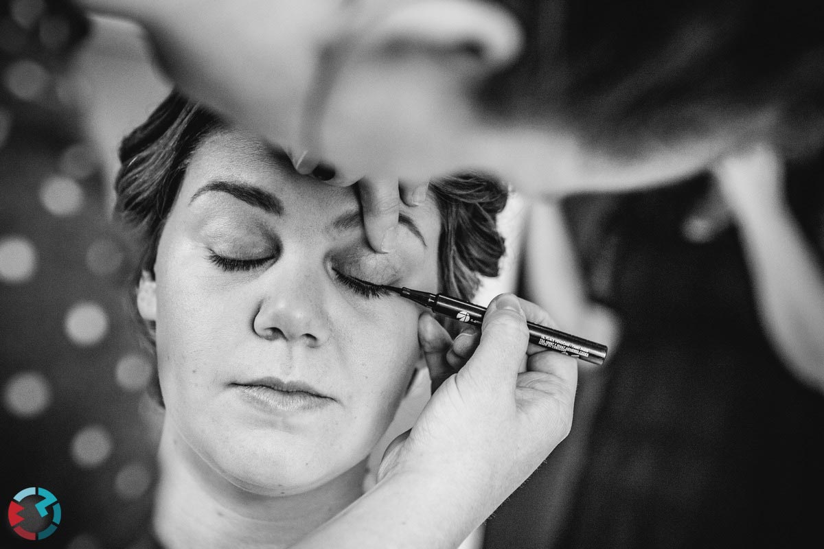 Close-up van bruid die een lijntje boven haar oog krijgt