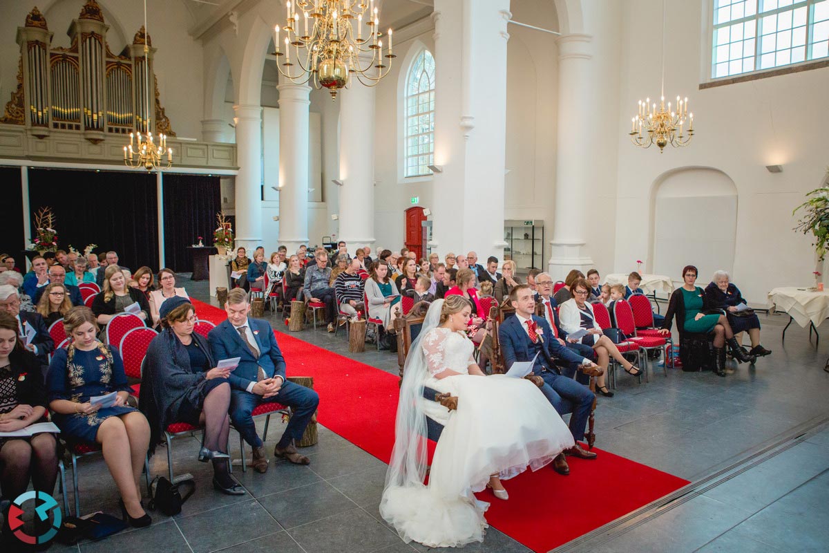 Overzicht van bruiloft in de Lambertuskerk in Raamsdonk