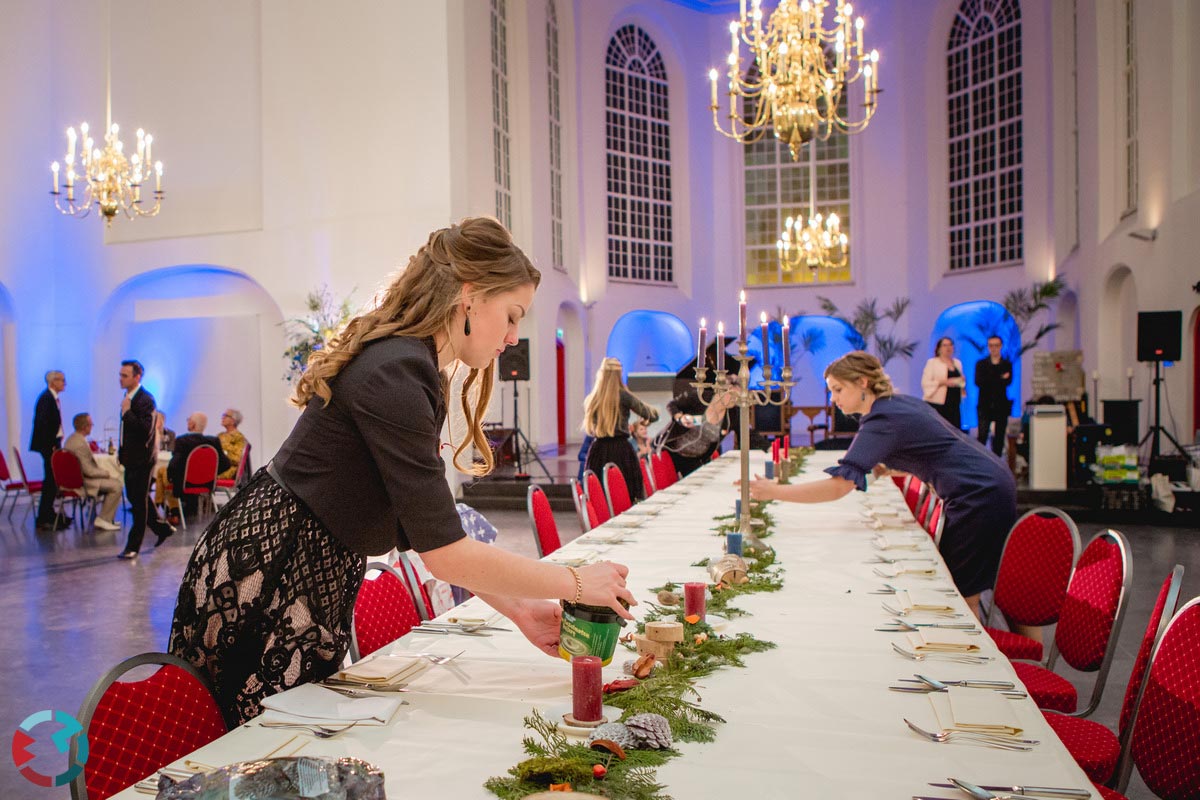 Lange tafel wordt gedekt in de lambertuskerk