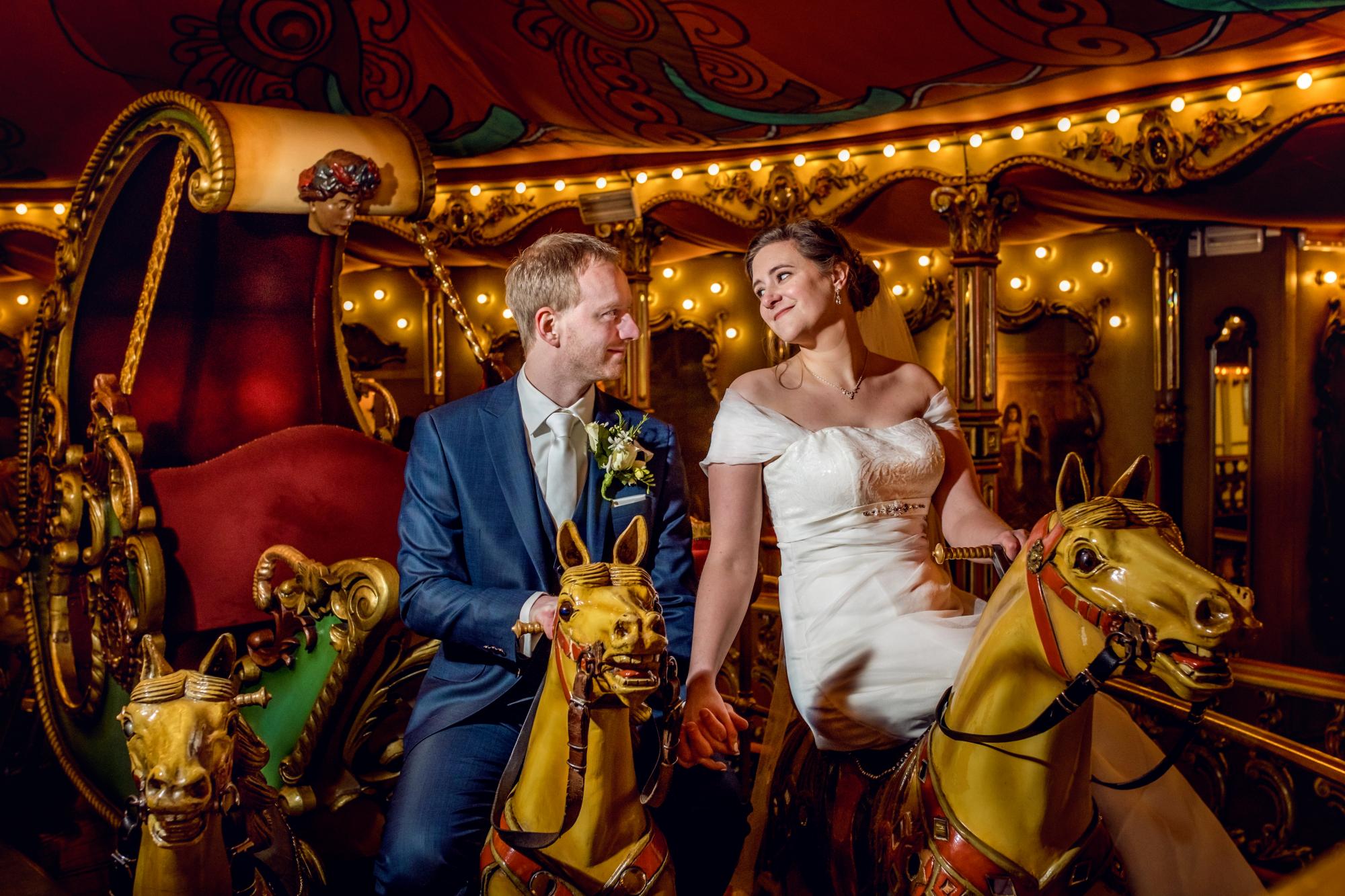 Bruidsreportage op carousel van de Efteling in Kaatsheuvel