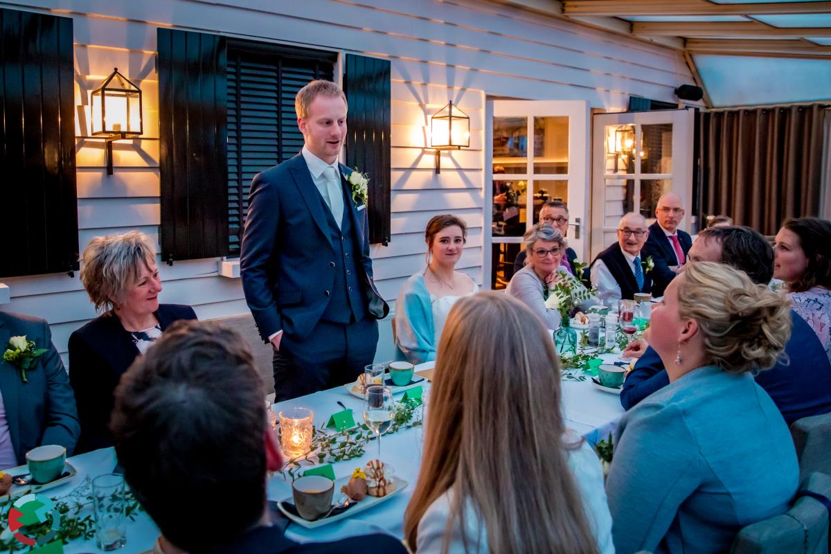 Bruidegom houdt speech aan tafel met gasten bij Peerke Donders in tilburg