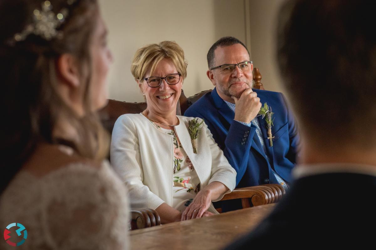 Babs zwaait bij het gemeentehuis van Chaam.