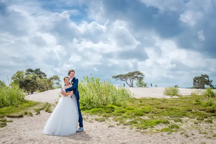 Bruidsfotografie in Soest met prachtige luchten