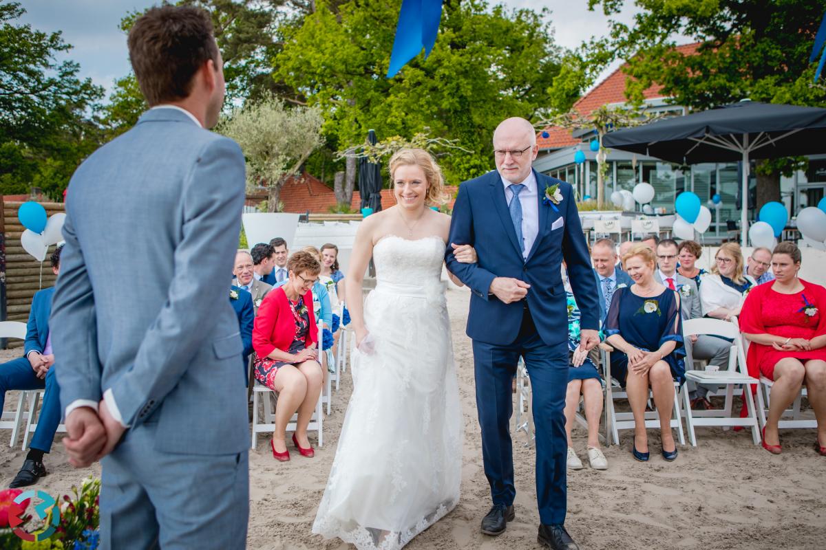 Trouwreportage op het strand van de ijzeren Man in Vught