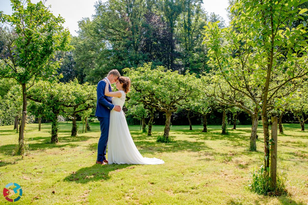 Bruidsfoto van bruidspaar in de tuin van Kasteel Heeze.