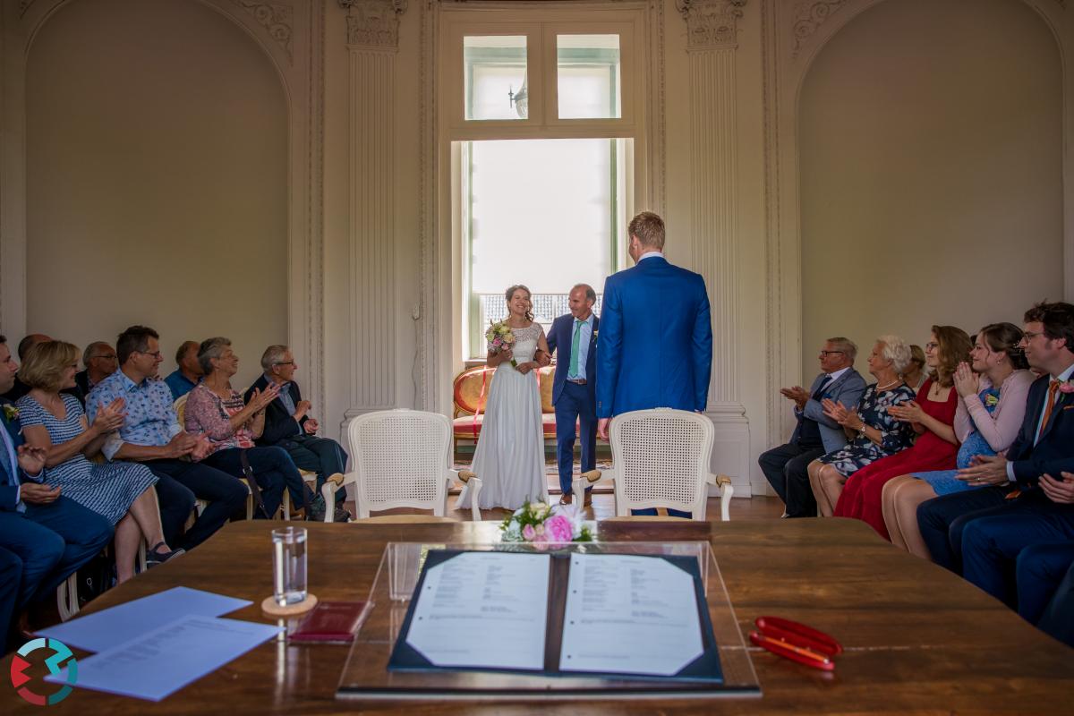 Bruid en vader komen de Muziekkamer binnen lopen bij Kasteel Heeze.