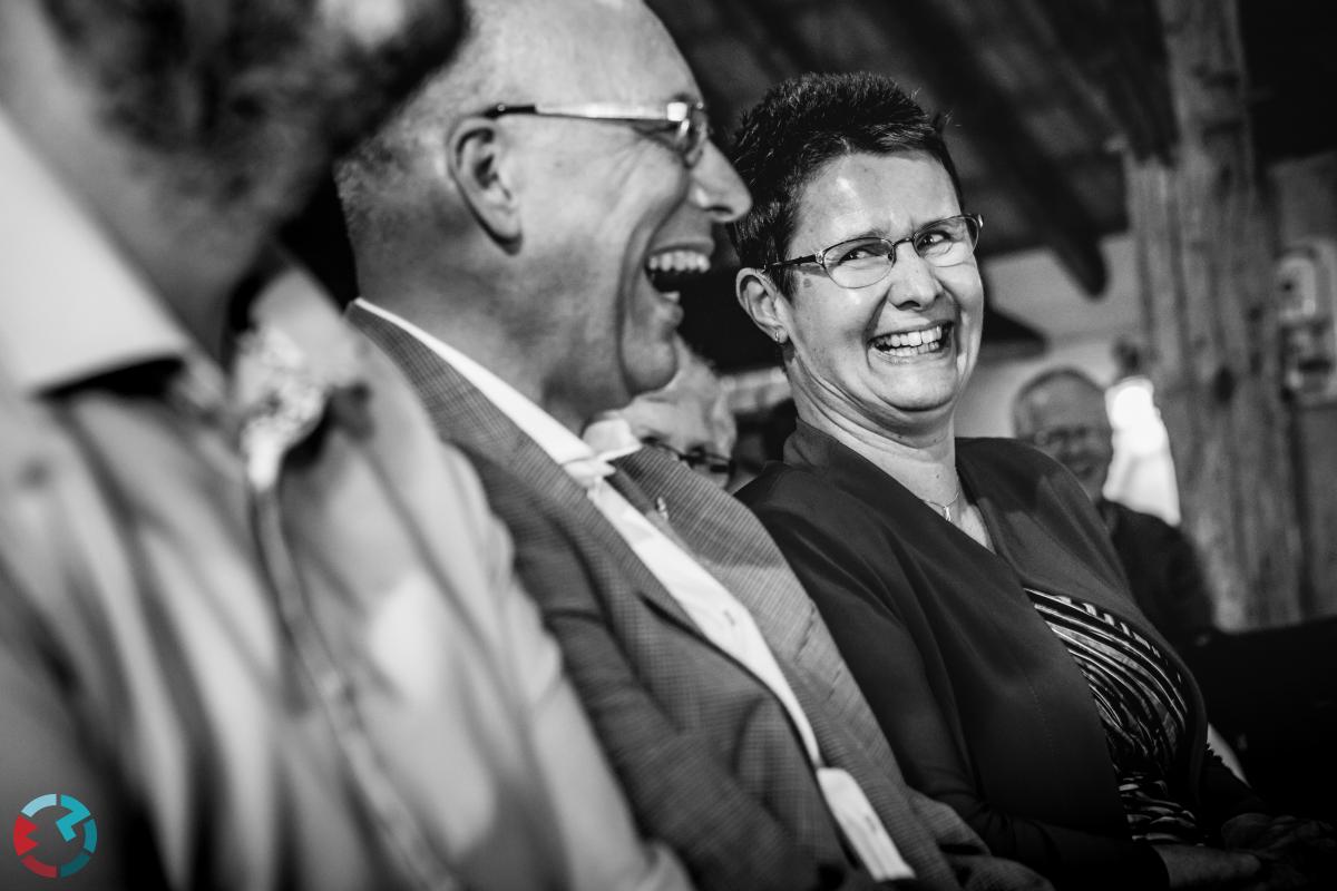 Lachende gasten tijdens een bruiloft bij De Jacobshoeve.