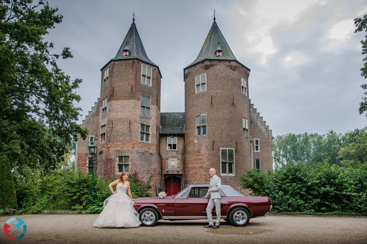 Bruidspaar voor kasteel Dussen met hun trouwvervoer.