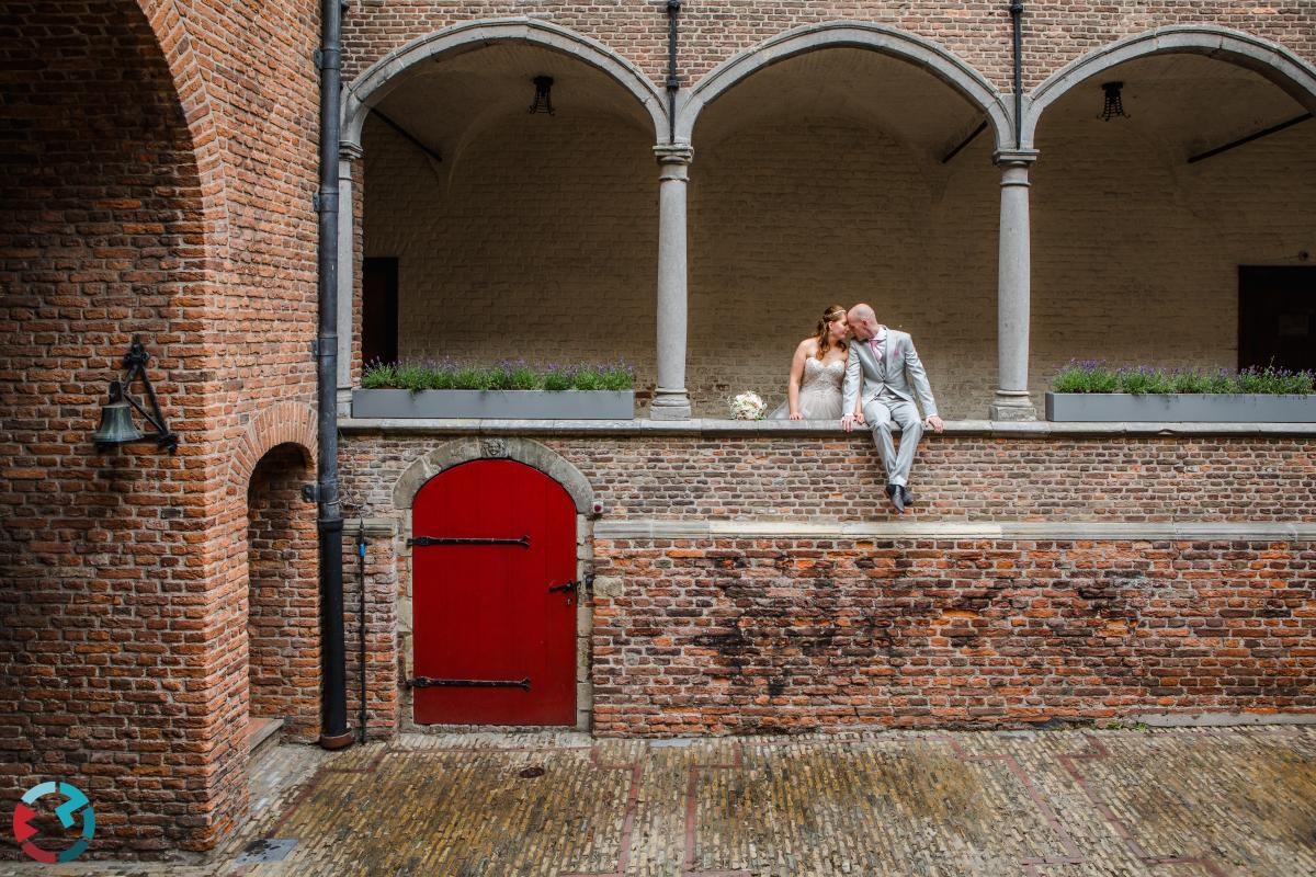Bruid en bruidegom op de binnenplaats van Kasteel Dussen.