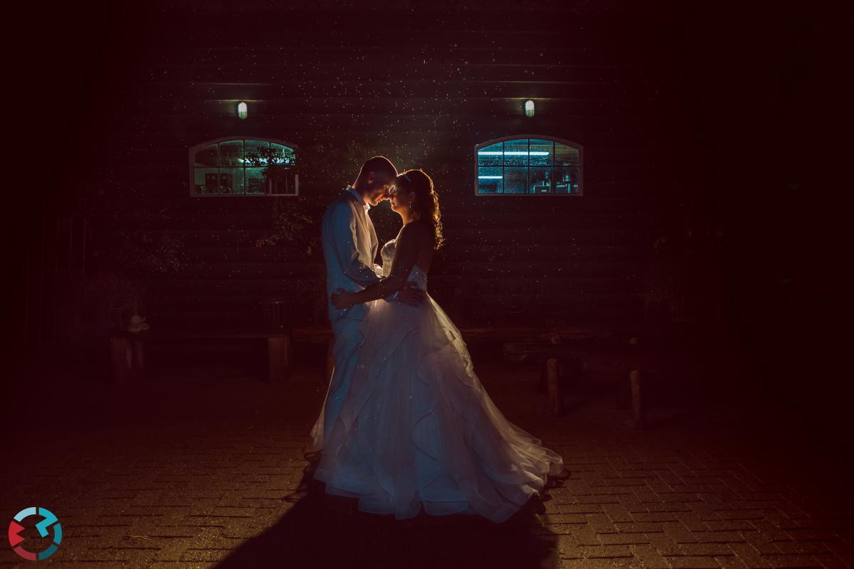 Reportage foto van bruidspaar 's- avonds in zachte regen.