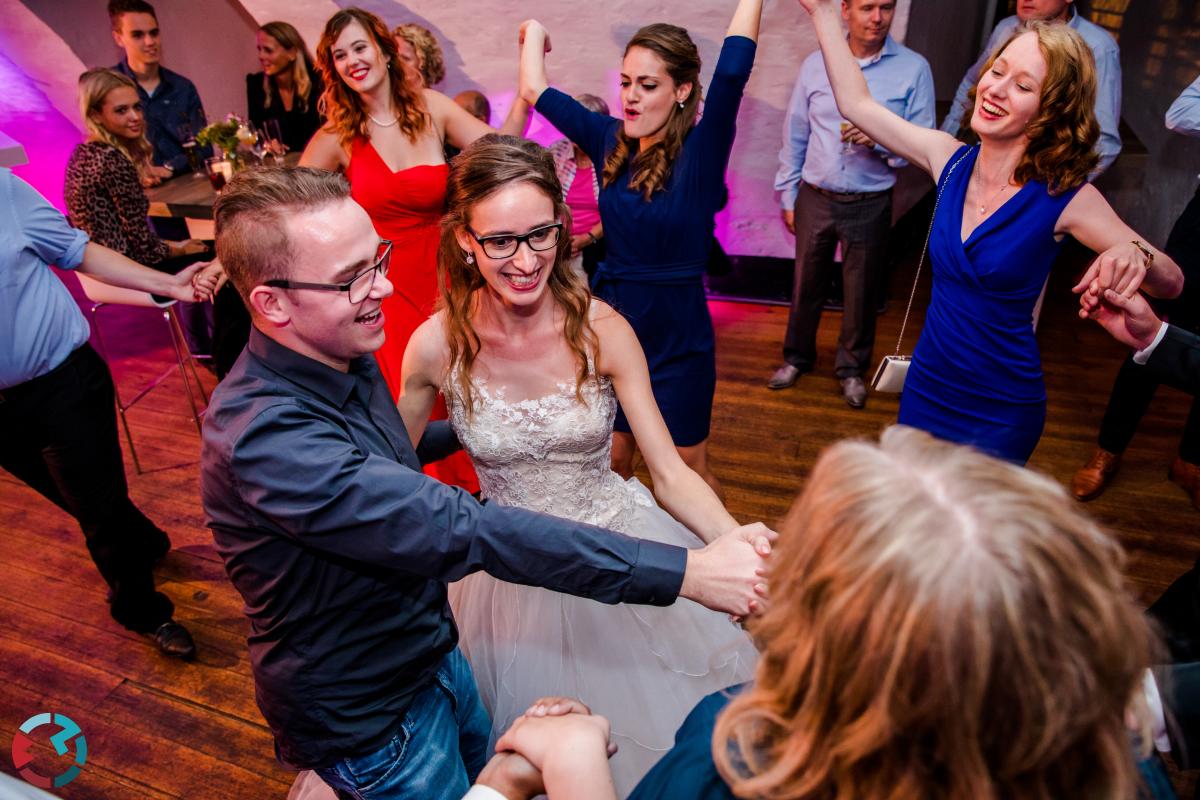 Bruid en bruidegom dansen op het feest in de kelder van kasteel Dussen.