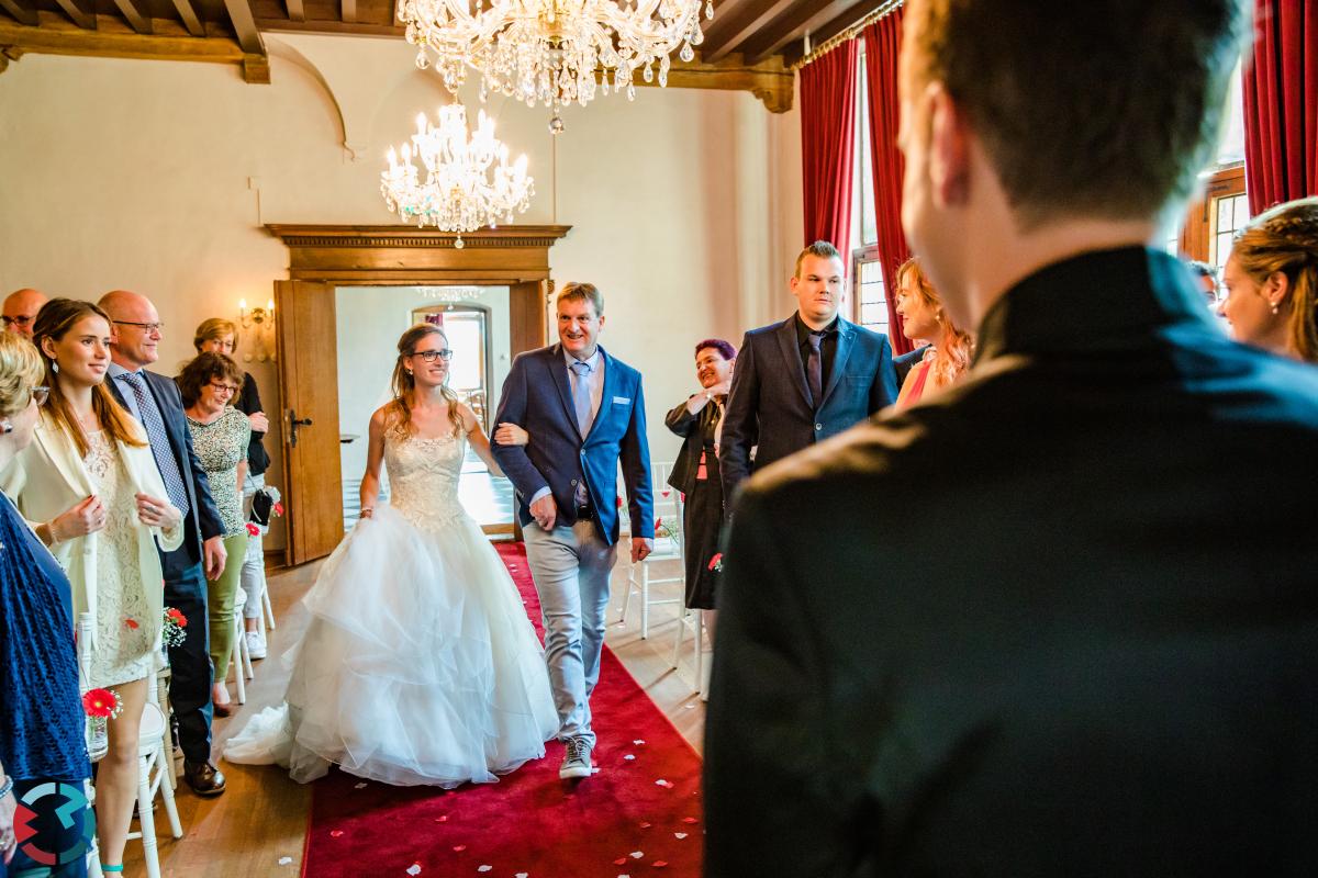 Bruid wordt weggegeven bij kasteel Dussen.