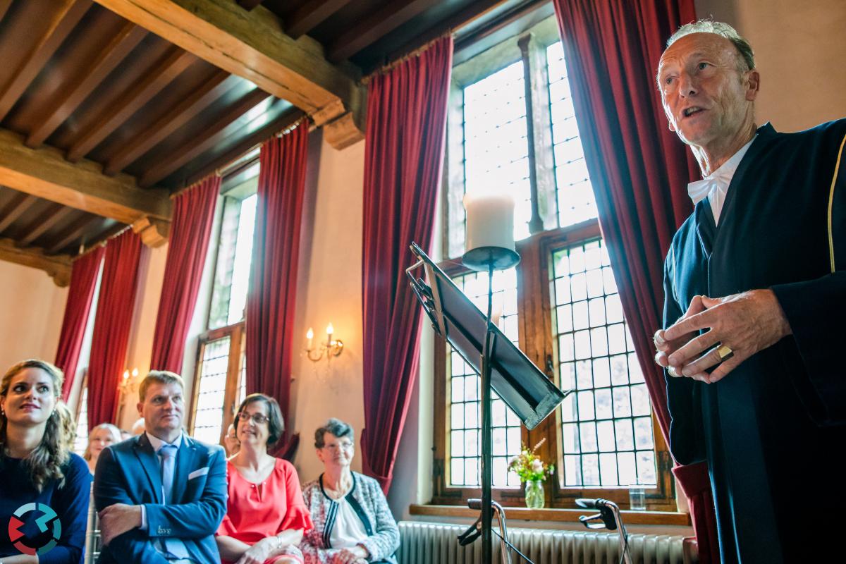 Ambtenaar in de trouwt bruidspaar bij kasteel Dussen.