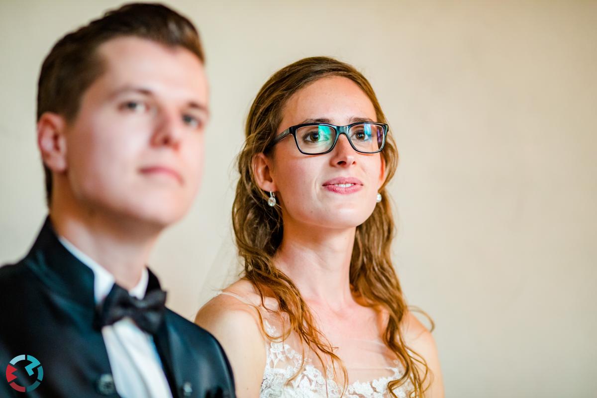 Bruidspaar tijdens de ceremonie bij kasteel Dussen.