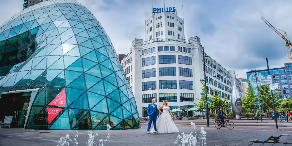 Bruidspaar neemt stoere pose aan voor een fotoshoot in het centrum van Eindhoven