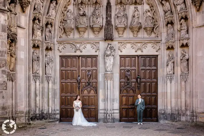 Bruidspaar bij de grote poorten van de Sint Janskathedraal in Den Bosch.