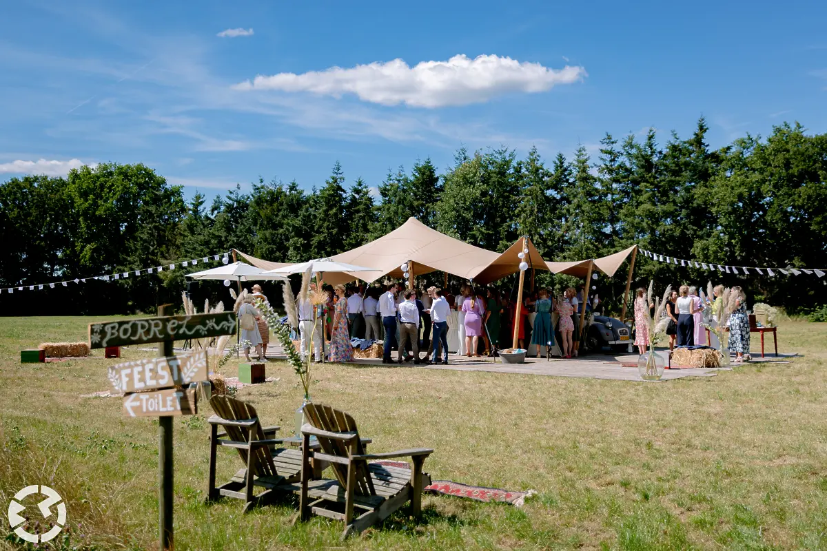 Overzicht van een bruidsborrel onder een spantent bij De santspuy in etten-leur.