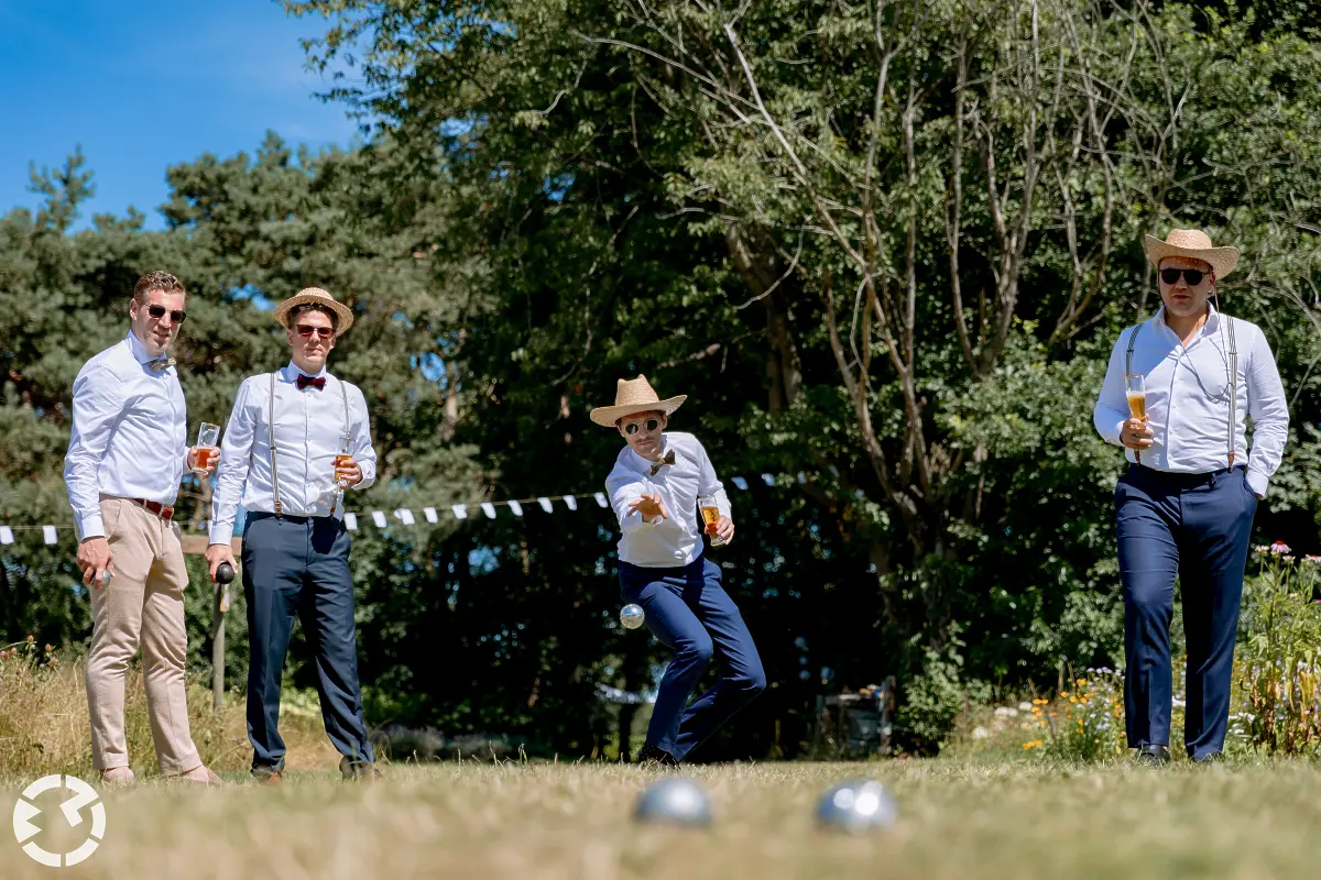 4 mannen met zonnebril en strohoed spelen Jeu-de-boules.