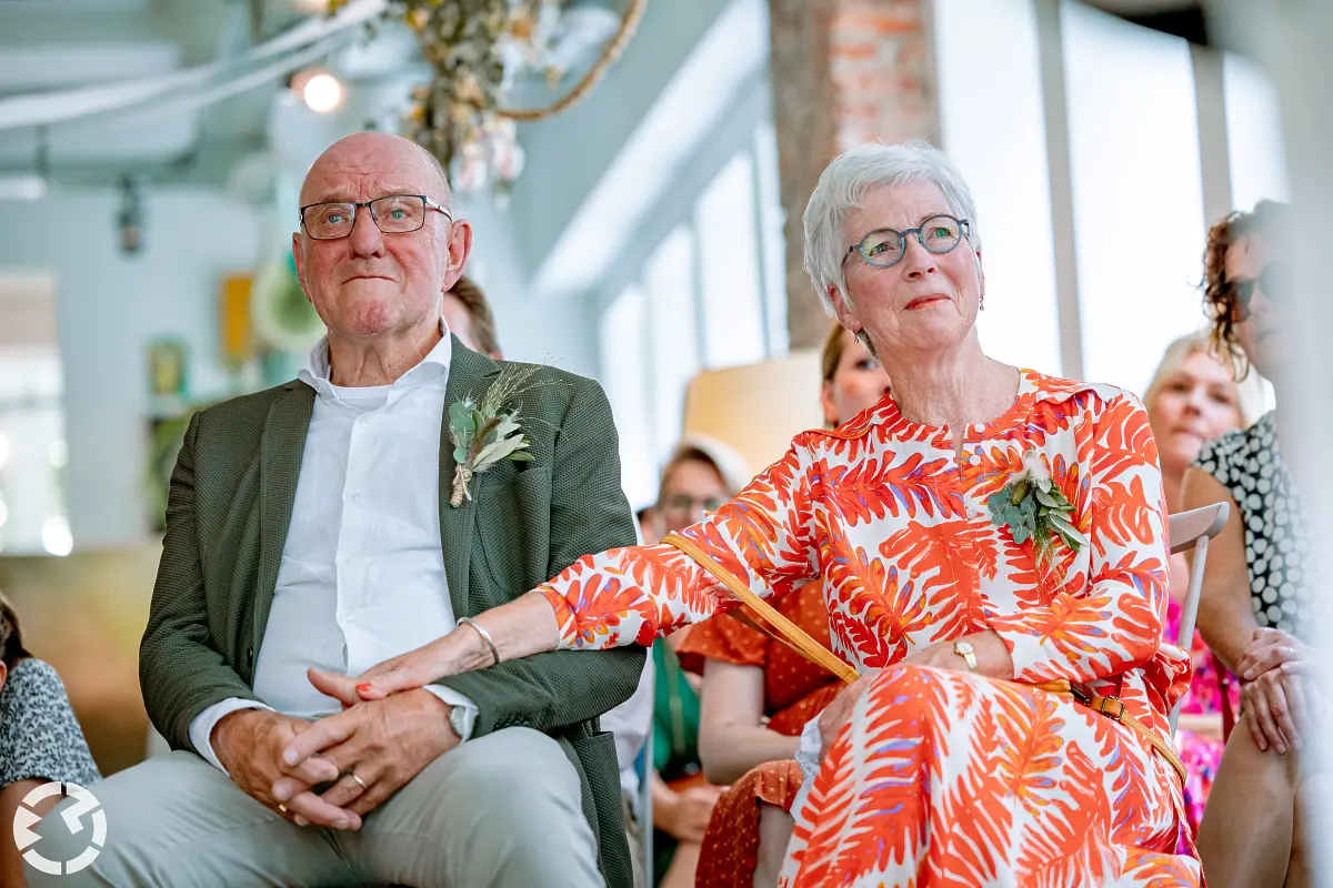 Emotionele ouders tijdens de ceremonie bij JanenAlleman in Breda.