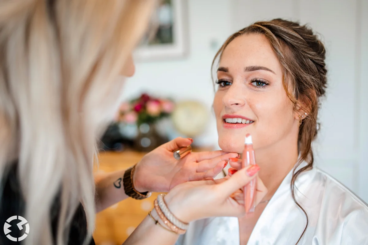 bruid krijgt lippenstift op door de visagist