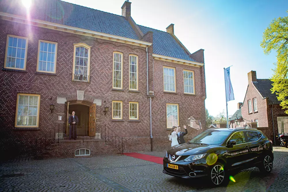 Auto van het bruidspaar staat voor het raadhuis in Chaam