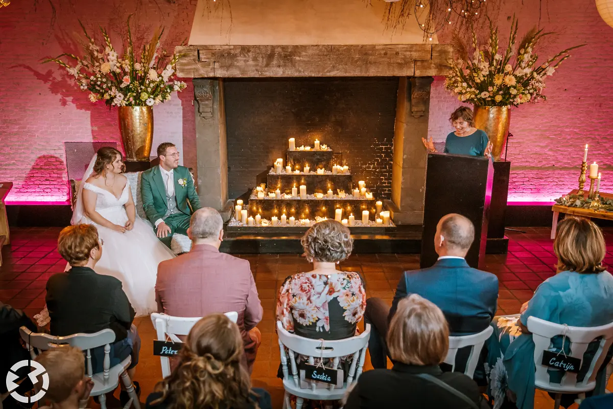 Bruidspaar en gasten tijdens de ceremonie bij het Cachot in Geertruidenberg.