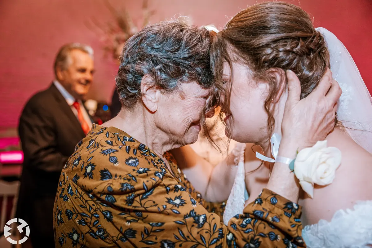 Bruid en oma houden voor hoofden emotioneel tegen elkaar.
